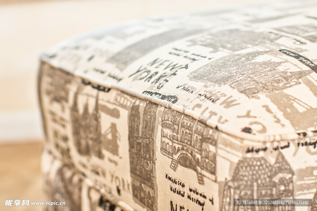 复古报纸图案圆凳