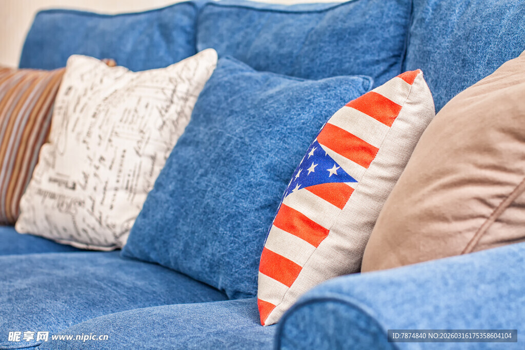 蓝色沙发上的多彩抱枕