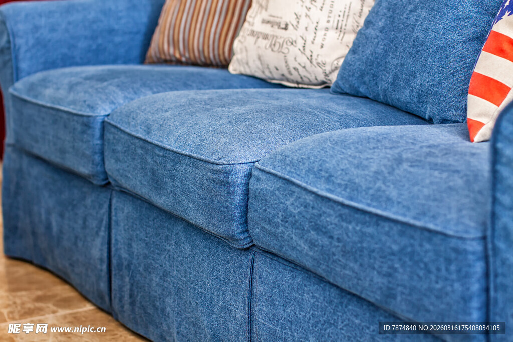 蓝色舒适沙发与靠枕