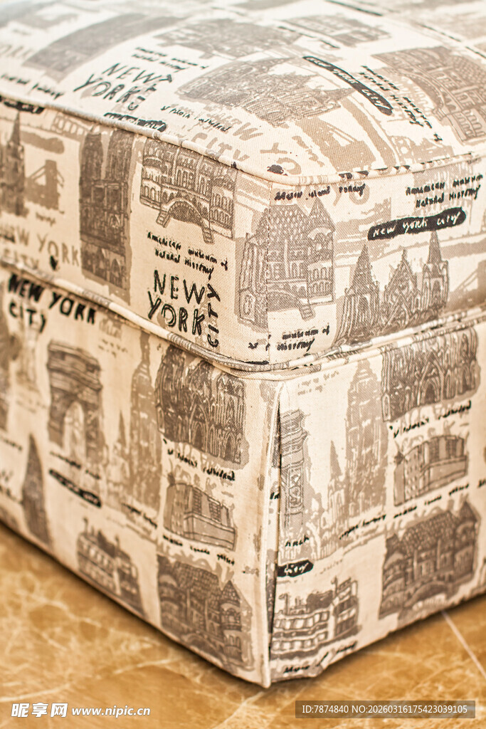 报纸风图案沙发凳