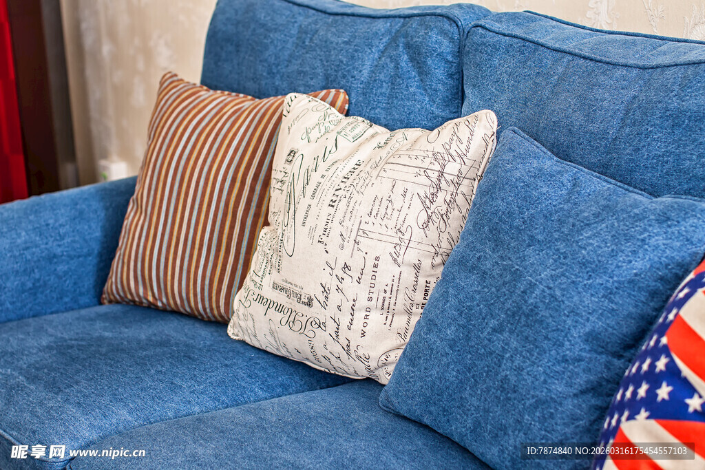 蓝色沙发上的多彩抱枕