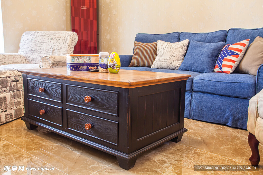 复古风格客厅茶几与沙发