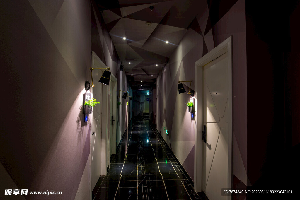 幽暗走廊的独特灯光设计