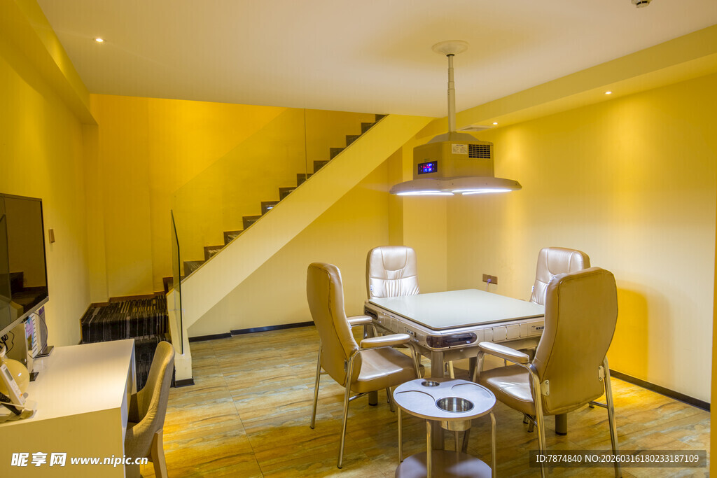 温馨黄色系楼梯旁用餐区