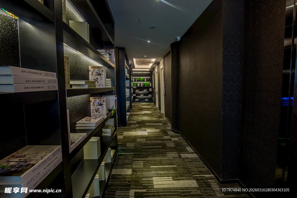 现代风格狭长过道书架设计