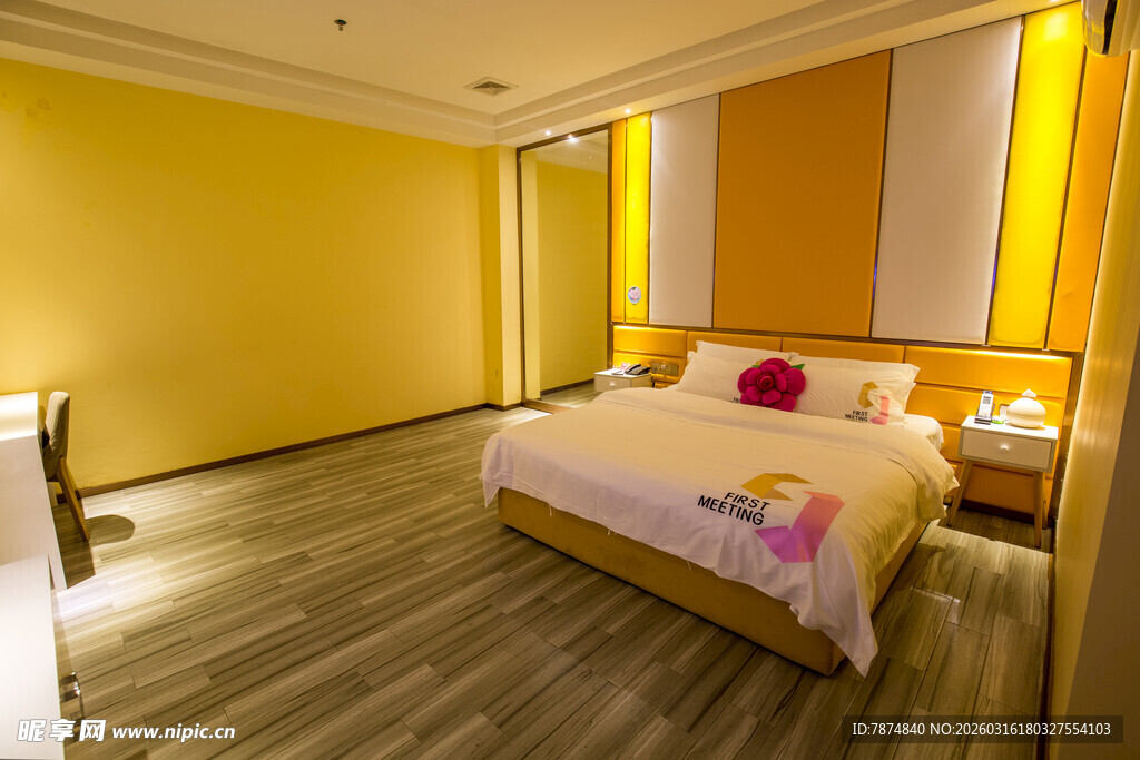 温馨明亮卧室室内场景