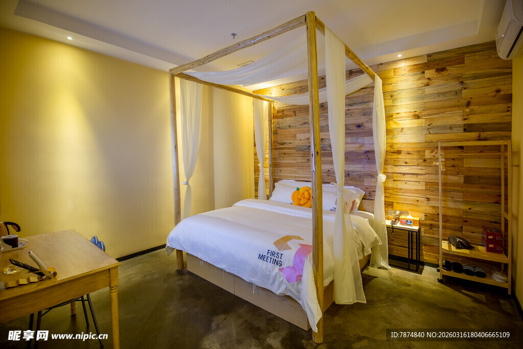 温馨木质风格卧室空间