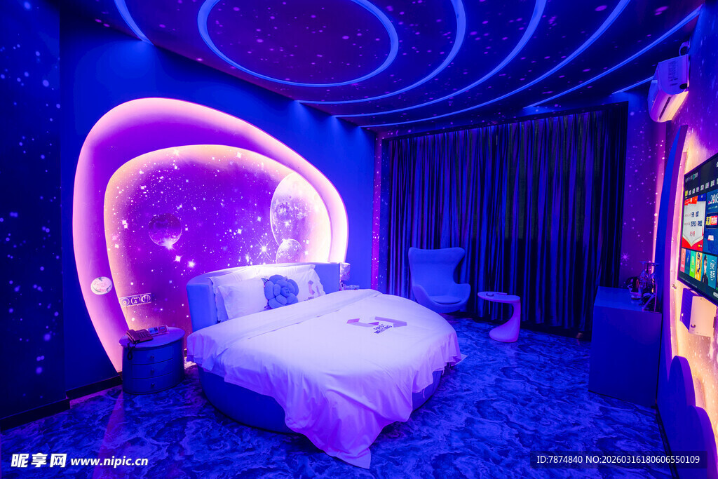 梦幻紫色主题卧室空间