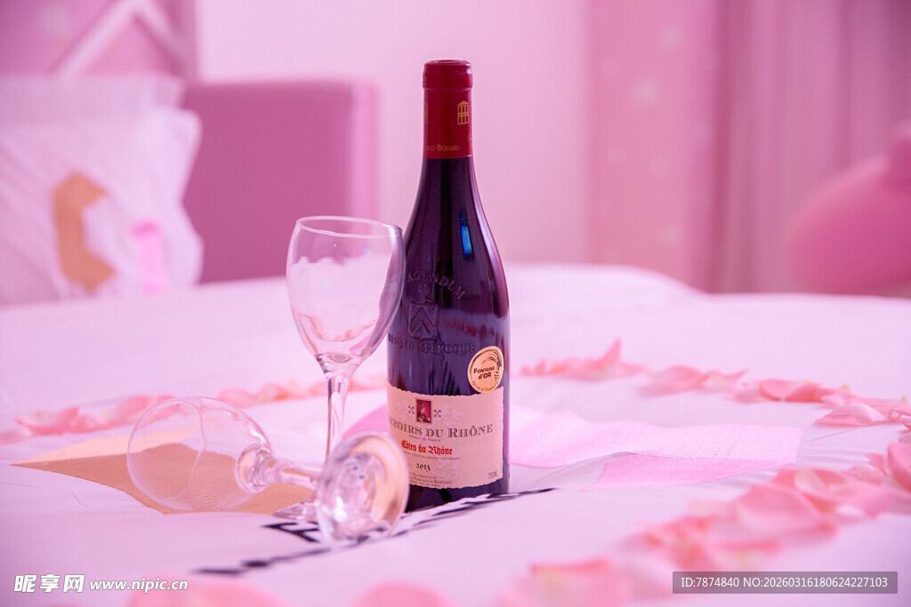 浪漫卧室中的红酒与玫瑰