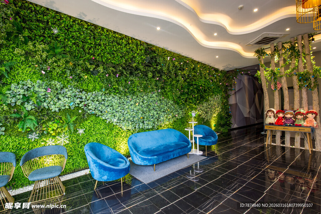 室内绿植墙下的休闲空间