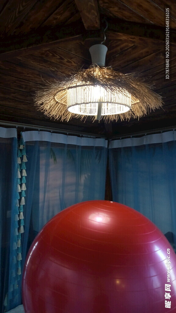 室内红气球与复古吊灯