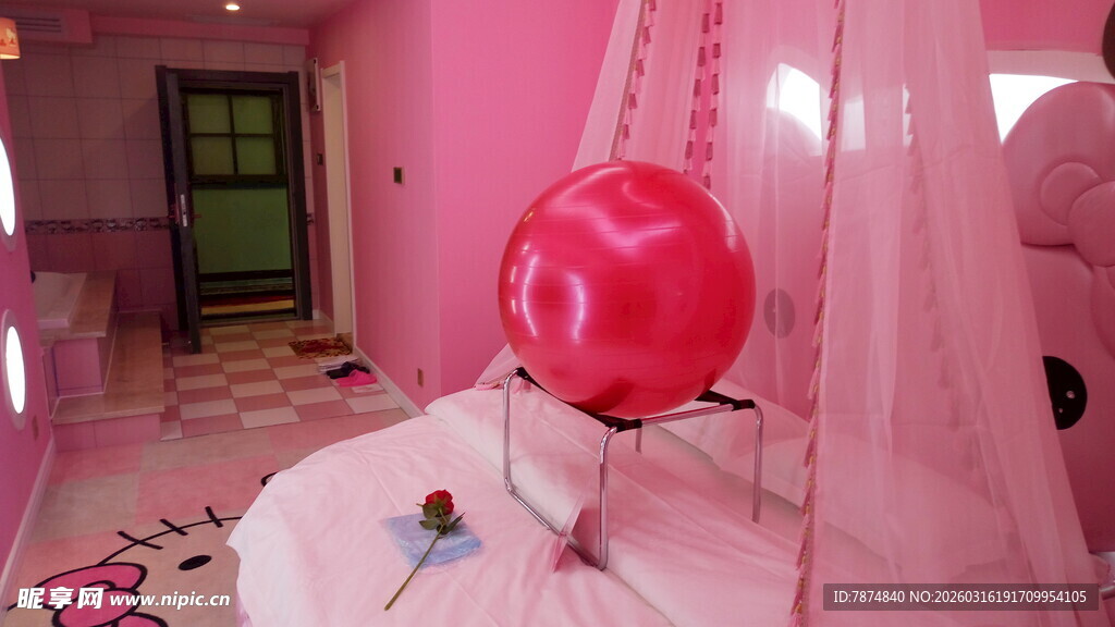 粉色房间中的爱心形红气球