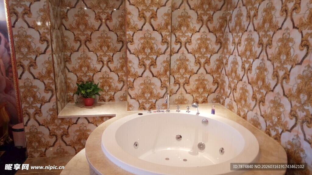 复古花纹墙边的豪华按摩浴缸
