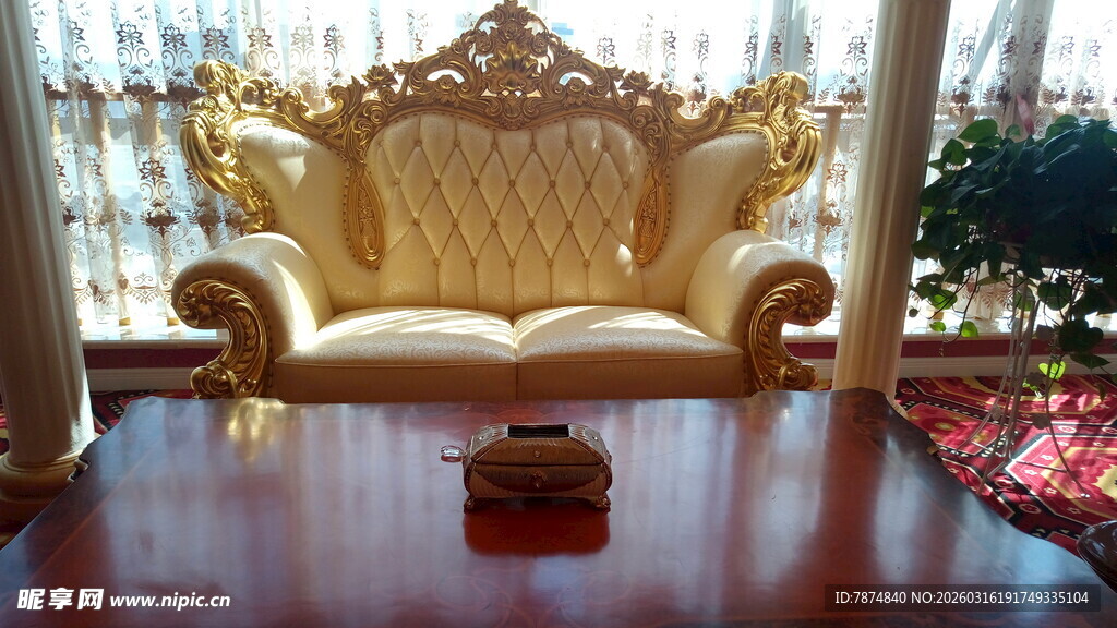 奢华金色沙发尽显高贵