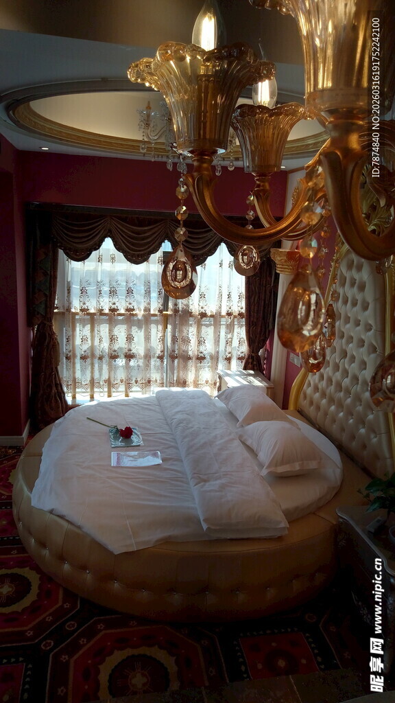 豪华卧室中的圆形大床