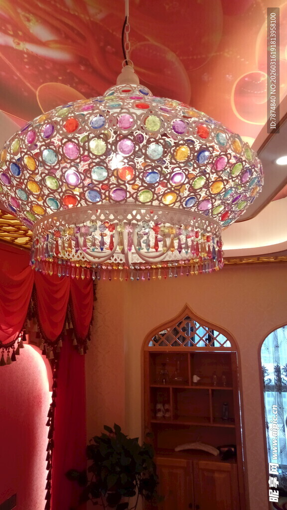 华丽水晶吊灯装点室内空间