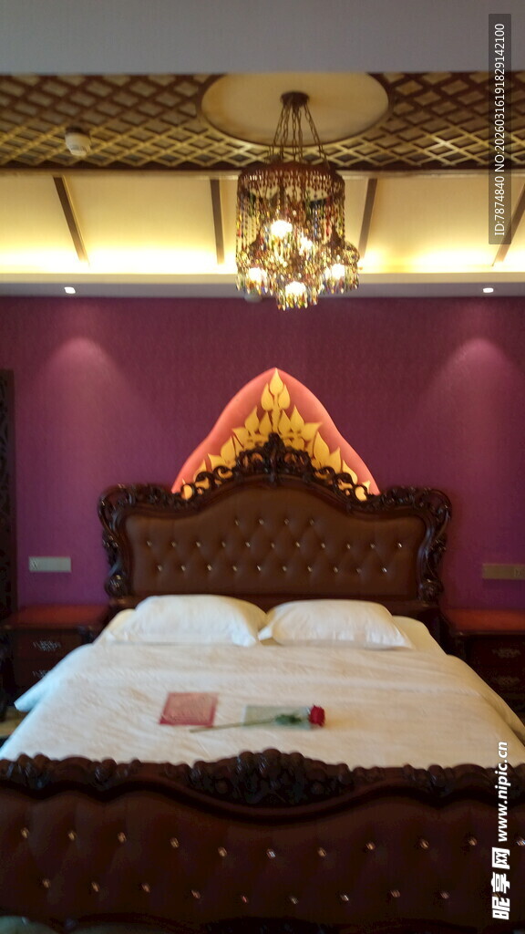 豪华紫色调卧室温馨床铺