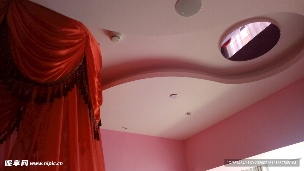 红色帷幔装饰的弧形天花板