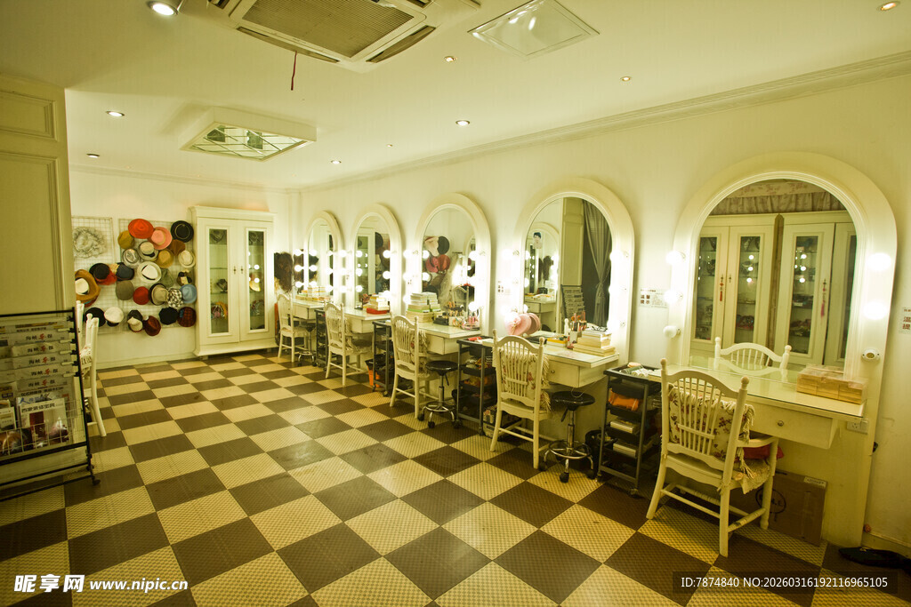 时尚明亮的室内化妆空间