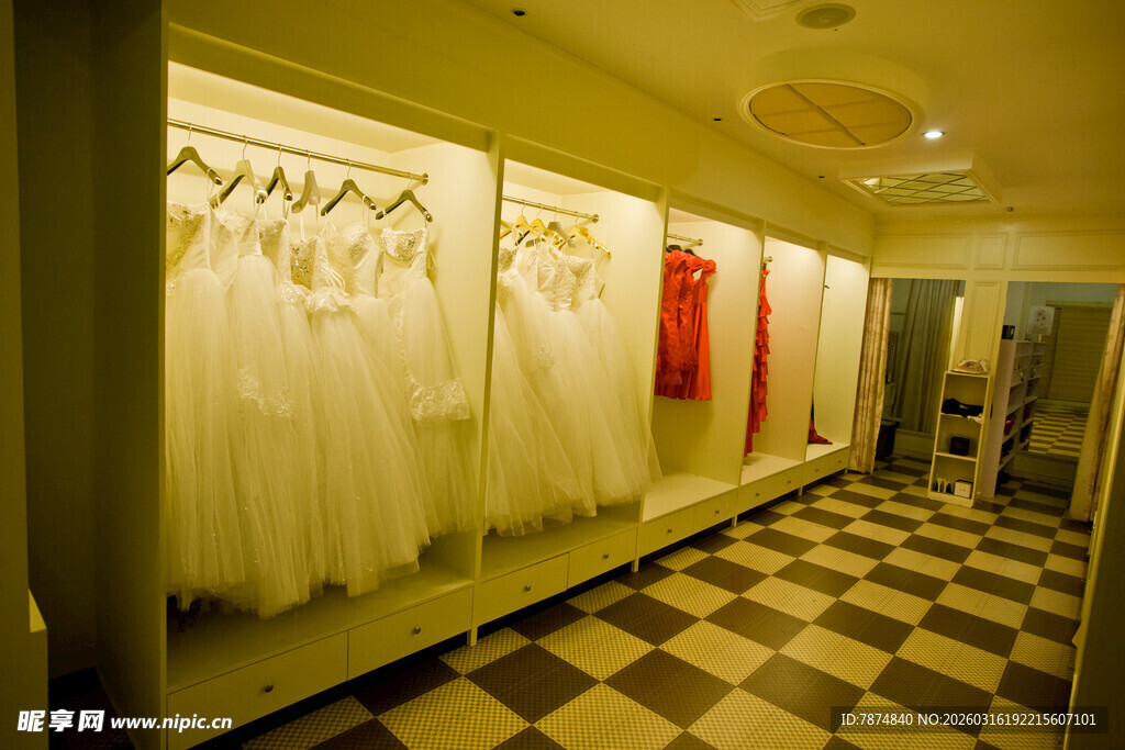 优雅婚纱陈列于精致空间