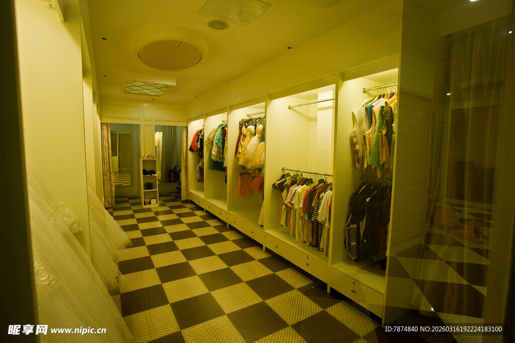 时尚服饰店的陈列走廊