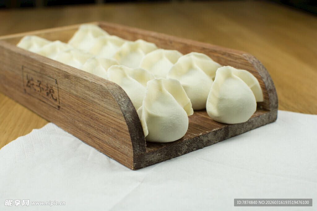 木盒中摆放的美味饺子