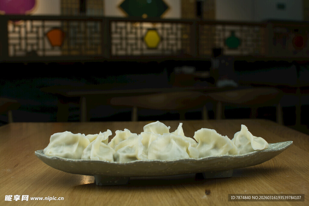 精致银盘盛放的白色糕点