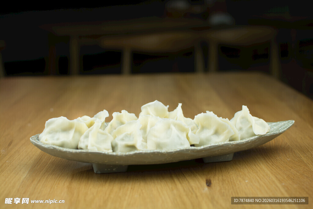 一盘美味饺子摆于木桌