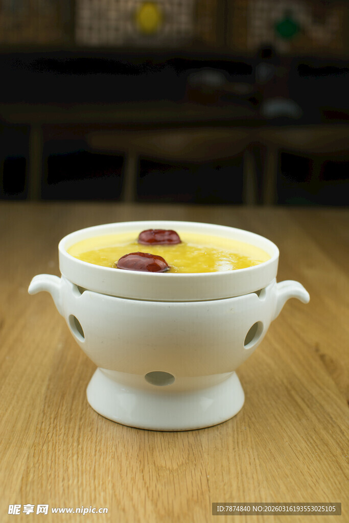 白色碗装美味养生汤品