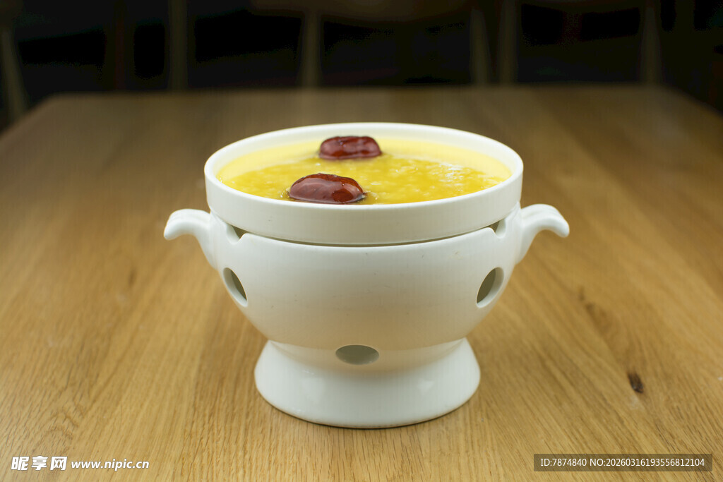 双耳白盅盛黄色甜品