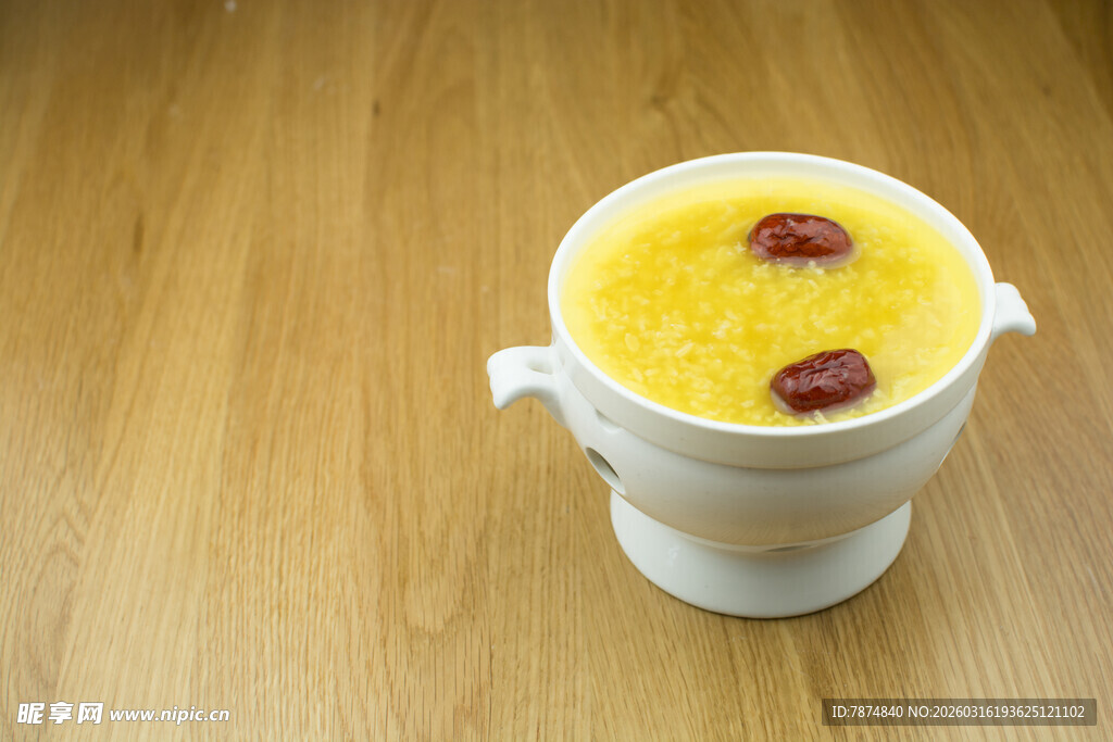 一碗美味南瓜粥 红枣点缀