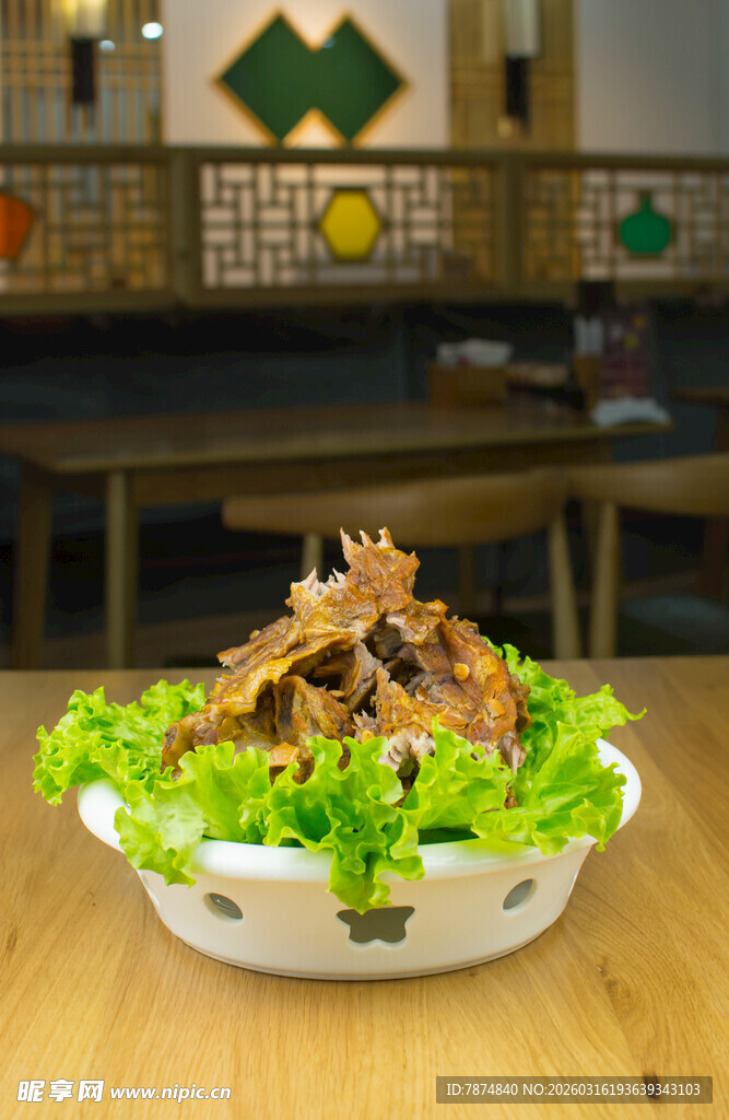 美味手撕肉配新鲜蔬菜