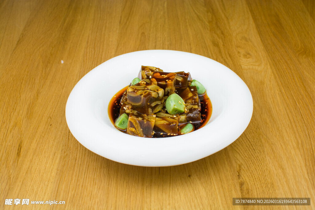 美味酱汁浇淋的特色菜肴