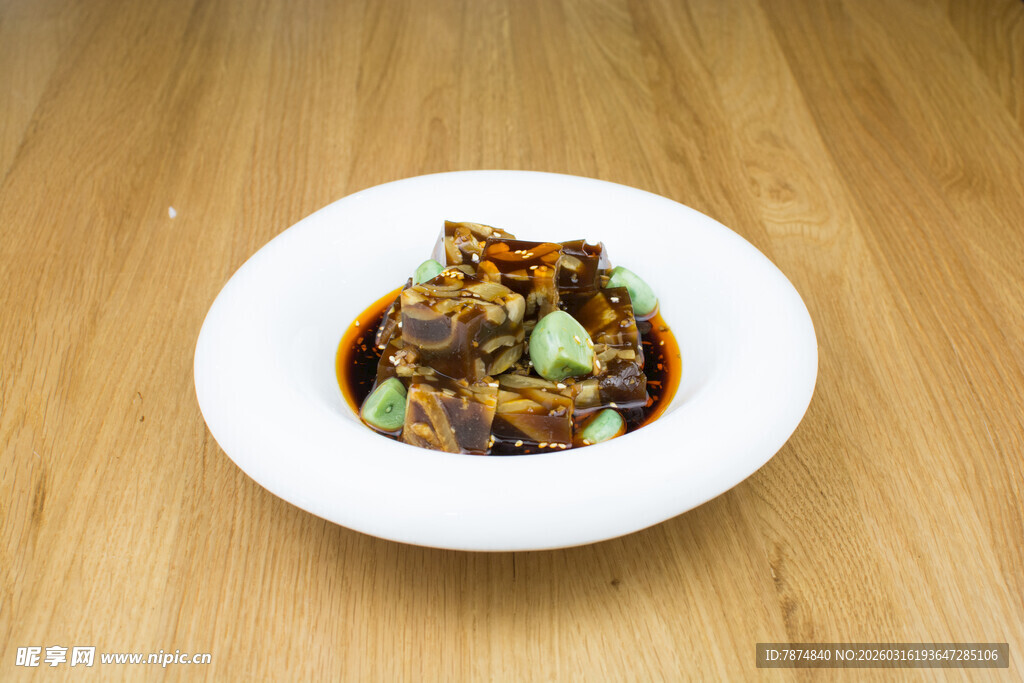 美味凉拌菜摆于白色盘中