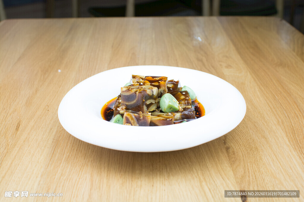 美味菜肴摆于浅色木桌