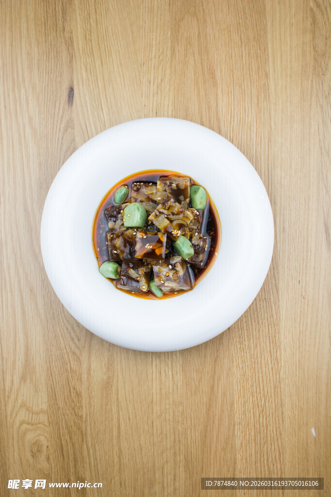 美味中式菜肴盛于白盘