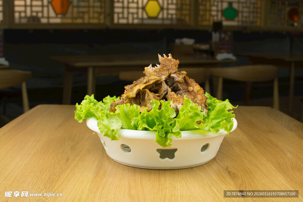 美味凉拌菜置于餐桌之上