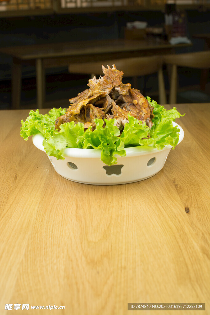 美味手撕鸡摆于生菜上