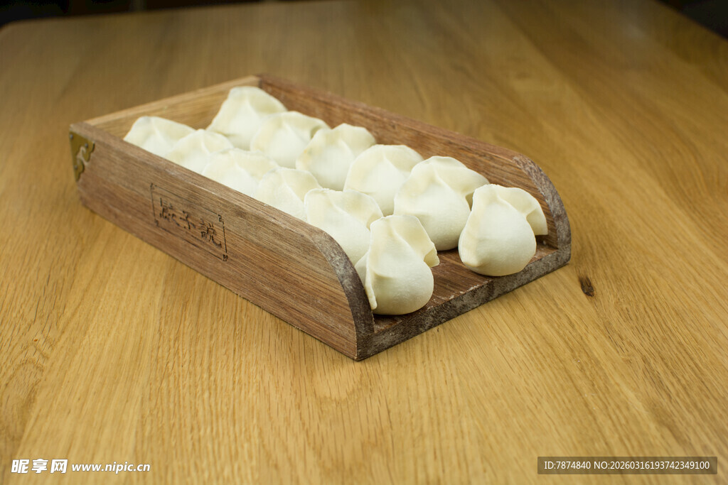 木盒中的美味白蘑菇