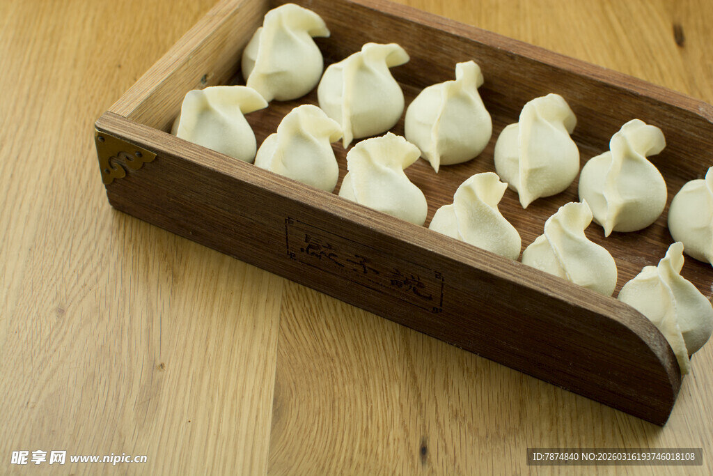 木盘里摆放的美味饺子