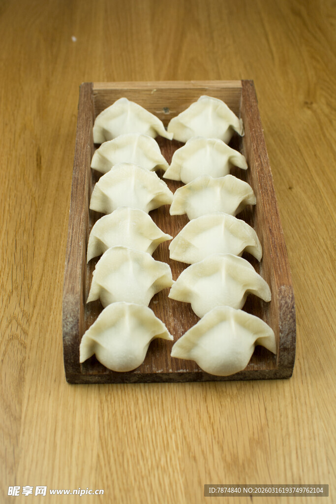 木盘摆放的精致手工水饺