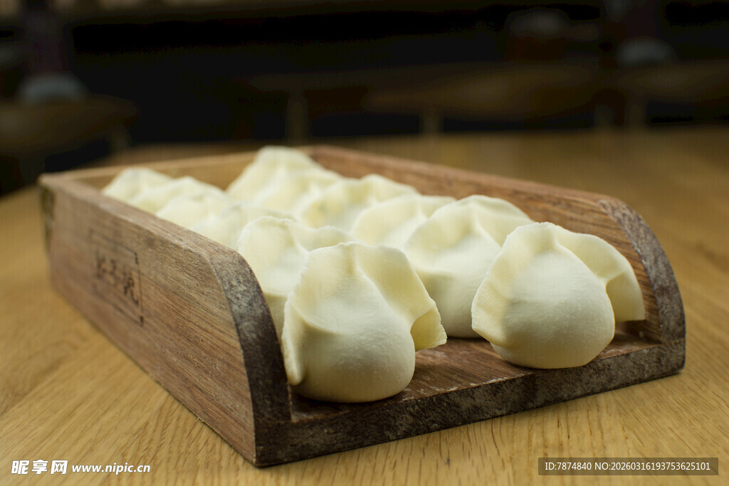 木盘盛放的美味奶酪