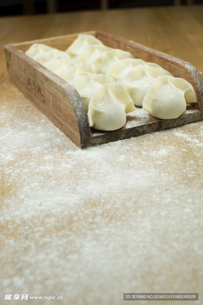 木盒中的新鲜手工面团