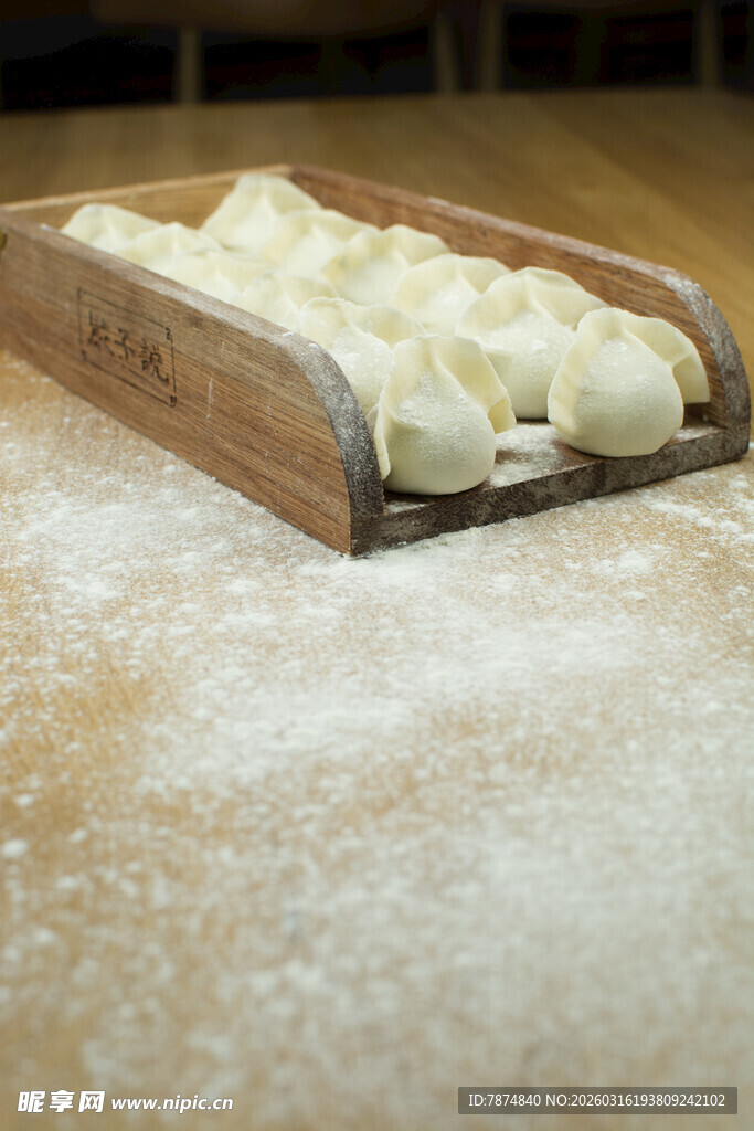 木托盘中的新鲜生面团