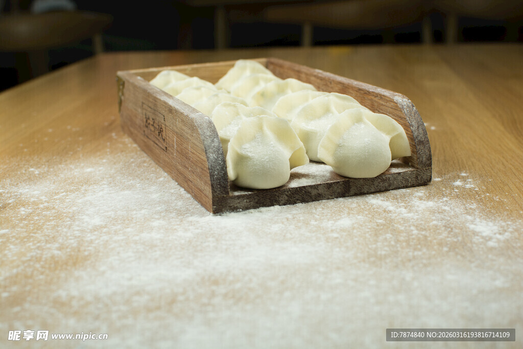 木盒中摆放的新鲜生饺子