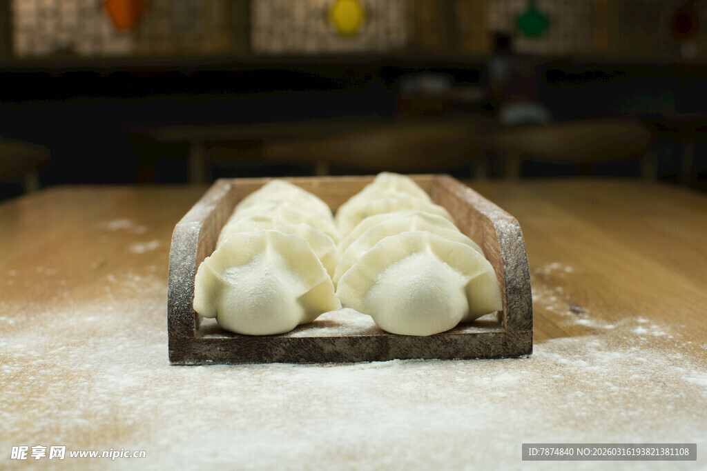 木盘上摆放的新鲜白饺子
