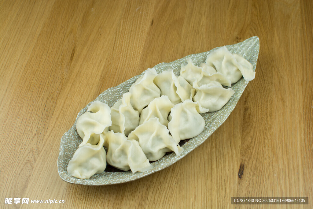 木盘里的美味饺子