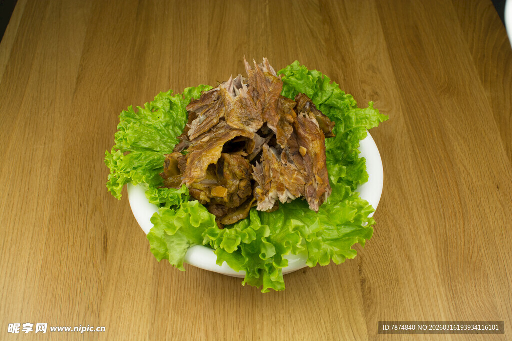 生菜上的美味卤味排骨