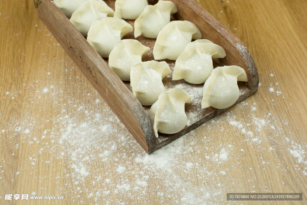 木盒中摆放的美味饺子