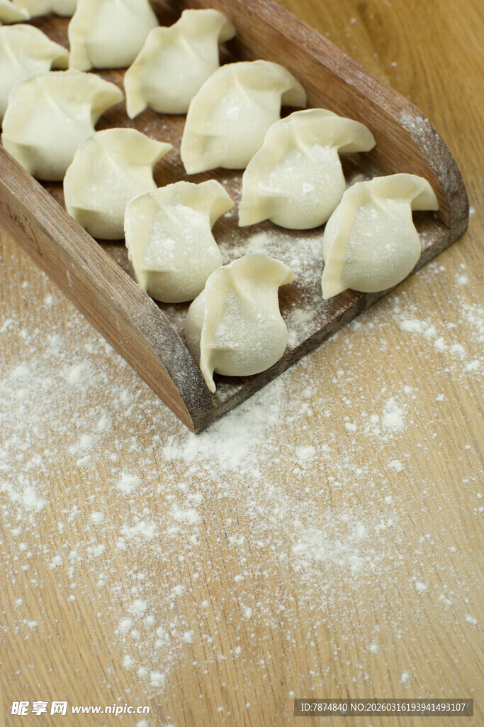 木盘里的手工饺子